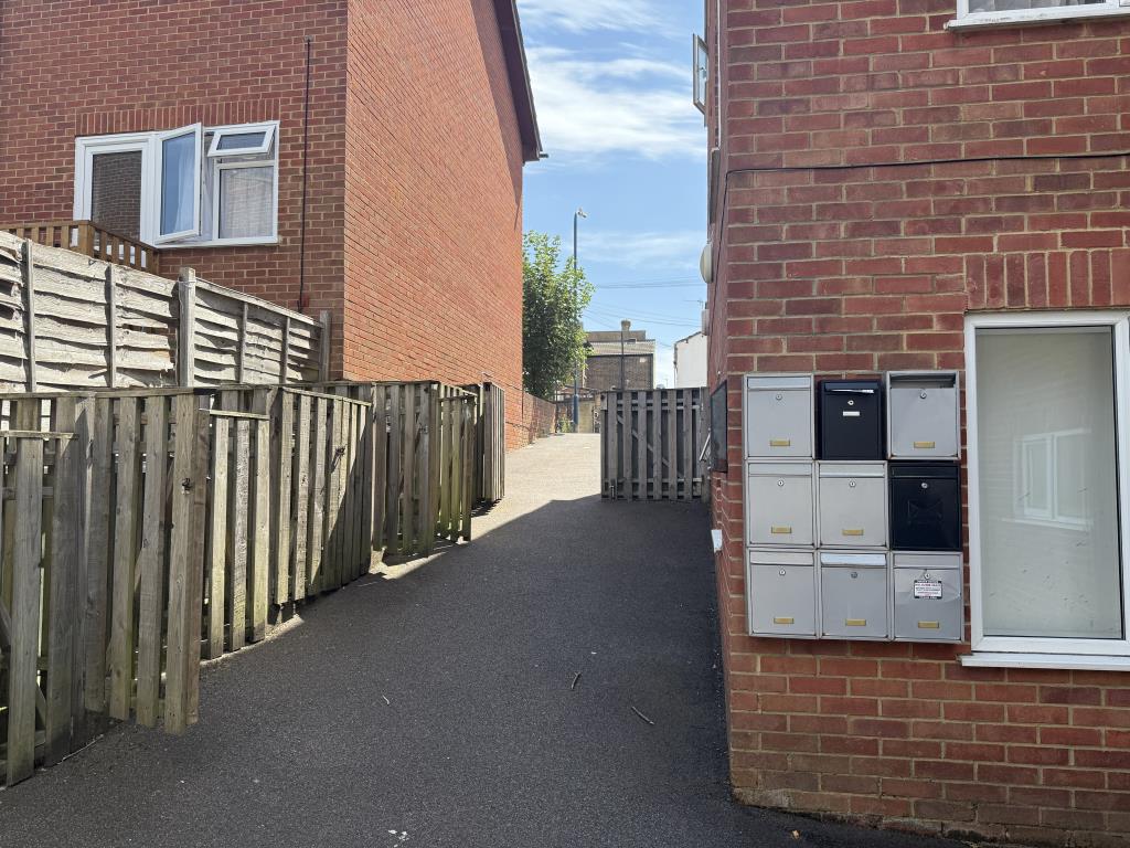 Lot: 60 - SUBSTANTIAL FREEHOLD RESIDENTIAL INVESTMENT COMPRISING NINE FLATS - Side accessway of Nine Flats for Investment
